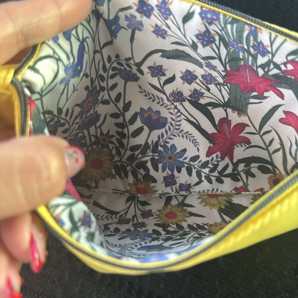Gucci yellow makup bag - Picture 3 of 5